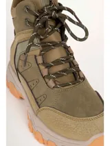 Bota de trekking para mujer marca Paddock, modelo Logi, de caña alta en color verde seco con detalles en marrón y suela track antideslizante con base tostada. Cuenta con cordones de montaña y presilla trasera para calce.