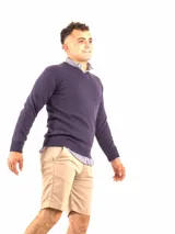 Sweater rojo de hilo de algodón con escote en V y manga larga.