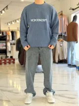 Sweater de punto color celeste con diseño acanalado, cuello redondo y el texto "VCPCONCEPT" bordado en el pecho en color blanco.