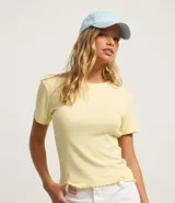 Blusa básica de manga corta, cuello redondo y textura sutil, confeccionada en viscosa con elastano. El bajo de la prenda es ondulado.