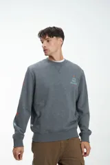 Buzo gris melange de corte clásico con cuello redondo y puños y cintura acanalados. Estampa pequeña en el pecho con la frase "Seek Inner Balance".