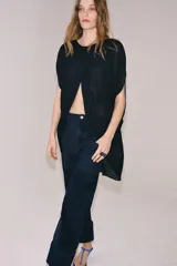 Pantalón worker de tiro medio de Zara Woman Collection, confeccionado en denim azul oscuro con detalles de combinación de tejidos a tono. Presenta cintura con trabillas, bolsillos laterales de plastrón, bajo acabado en vuelta y cierre frontal con cremallera y botón.