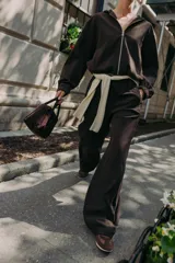 Pantalón de tiro alto con pernera ancha, confeccionado con cintura elástica ajustable mediante cordones. Cuenta con bolsillos laterales y bolsillos de plastrón en la parte posterior.