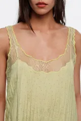 Vestido midi verde claro de línea A con escote redondeado, tirantes y detalles de encaje transparente superpuesto en el escote y el bajo.