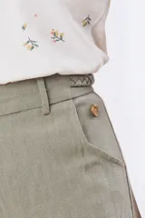 Pantalón de lino y viscosa color beige, de pierna amplia, corte recto y media cintura elastizada con presillas.