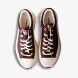 Championes Converse Run Star Crush OX de corte bajo, con capellada de textura efecto pelo en color bordó, cordones blancos y suela chunky de plataforma esculpida en tono marfil con detalles en la misma gama.