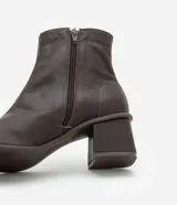 Bota de caña media confeccionada en cuero color marrón, con punta cuadrada y cierre lateral. Posee un tacón bloque de altura media que brinda estabilidad.