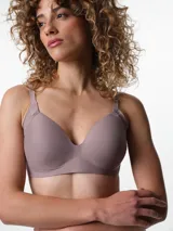 Soutien de microfibra color beige, con copas preformadas sin aro y breteles ajustables.