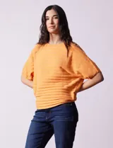 Buzo color naranja en tejido acanalado marca Ninety, con mangas cortas japonesas y cuello redondo.