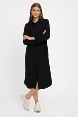 Túnica de lino con cuello camisero, cierre frontal con botones, manga larga y bolsillo en el pecho. Presenta un corte holgado y aberturas laterales en el ruedo.