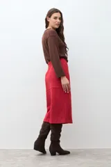 Falda midi roja de simil gamuza, con corte recto y tajo frontal.