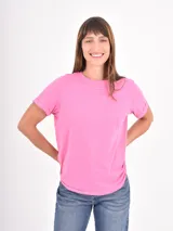 Remera de algodón de corte clásico, con cuello redondo y mangas cortas con dobladillo.