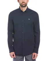 Camisa de hombre azul marino de corte slim fit, cuello abotonado y mangas largas. Presenta logo de pingüino bordado en el pecho.
