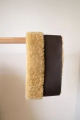 Cuello de cuero marrón con interior de corderito color beige.