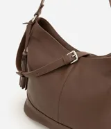 Cartera hobo grande de cuero marrón, marca Satinato, con correa ajustable y detalle de tassel lateral.