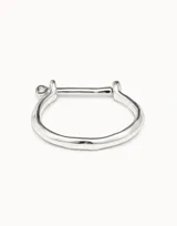 Pulsera rígida de diseño minimalista con cierre tipo grillete, fabricada en aleación de metales con baño de plata.