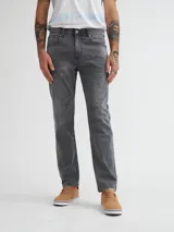 Pantalón jean gris de corte recto.