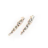 Aros largos con base dorada y apliques de acrílico transparente facetado.