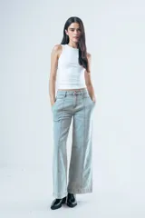 Pantalón de jean estilo wide leg, color celeste claro, con costuras verticales decorativas en el frente y corte amplio desde la cadera hasta el ruedo.