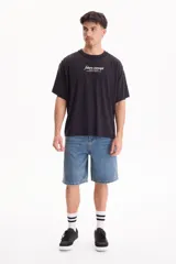 Bermuda de jean de algodón estilo baggy color negro.