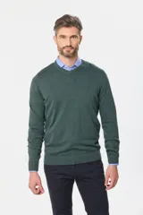 Suéter de tejido fino de algodón color verde bosque, con cuello en V y manga larga. Presenta un pequeño logo bordado en el pecho.