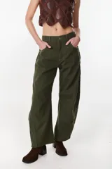 Pantalón de denim tipo jean color verde militar, de tiro medio y corte holgado con diseño wide leg.