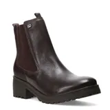 Bota tipo Chelsea de cuero marrón con textura granulada, paneles laterales elásticos y suela track con taco cuadrado.