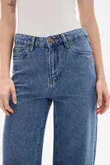 Pantalon de jean negro de corte ancho y tiro alto, con cierre frontal y bolsillos laterales.