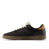 Championes de skate New Balance Numeric 440, color negro con detalles en marrón y suela de goma. Presentan una combinación de cuero y malla, con el logo N en el lateral y refuerzo perforado en el talón.