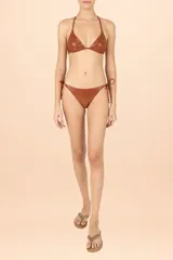 Bombacha de bikini con diseño de tiritas laterales para anudar, confeccionada en tela con textura microperforada en color caoba.