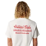 Remera blanca de manga corta de algodón 100%, con calce relajado y un pequeño estampado rojo en el pecho con la leyenda "Critical Slide House of Slide".