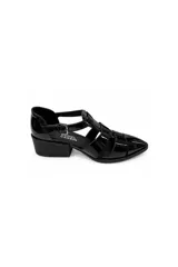 Zapato de tiras entrelazadas con punta afinada, taco medio y pulsera regulable con hebilla lateral, de color negro con acabado charol.