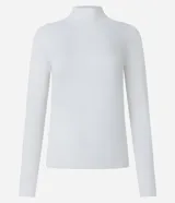 Blusa blanca de viscosa con cuello alto y mangas largas.