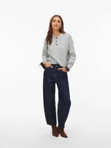 Sweater de punto gris con cuello polo y cierre frontal parcial de tres botones. Presenta mangas largas con puños acanalados y un diseño de calce regular.