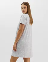 Camisón corto René Rofé de corte recto y textura acanalada, color blanco con estampado floreado en tonos celestes. Con mangas cortas, escote redondo y pechera frontal con abotonadura parcial.