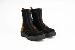 Bota tipo borcego de caña media, confeccionada en una combinación de cuero gamuzado negro y detalles en cuero color suela en la parte trasera y lengüeta. Presenta suela track de goma negra y costuras a la vista.