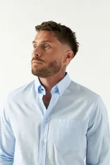 Camisa blanca de manga larga con fit regular y logo bordado.