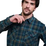 Camisa de manga larga Maui and Sons con estampado de cuadros escoceses en tonos verde, azul y amarillo. Presenta cuello clásico, cierre frontal con botones y dos bolsillos delanteros con solapa.