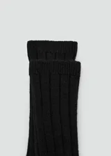 Calcetines de punto acanalado en color negro, con diseño clásico de caña media.