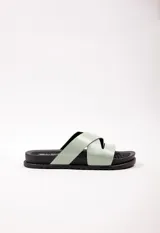 Sandalias bajas color verde agua, con dos tiras anchas cruzadas en el empeine y plataforma baja color negro.