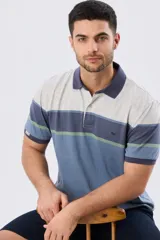 Remera polo de manga corta con diseño de franjas horizontales en tonos gris, azul oscuro, celeste y verde. Cuenta con cuello clásico y cierre frontal de botones.