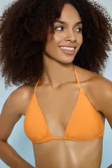 Conjunto de bikini color naranja claro, con corpiño triangular de atar al cuello y bombacha de corte clásico.