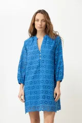 Vestido corto celeste con bordado calado, cuello mao y mangas 3/4 abullonadas.