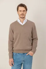 Sweater de punto con cuello en V y mangas largas, confeccionado en lana lambswool, con puños y ruedo acanalados.
