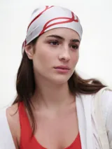 Pañuelo de seda blanco con estampado de líneas curvas en color verde lima, y texto sutil en la tela.