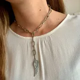 Collar plateado con cadena de eslabones grandes y dije colgante en forma de ala.