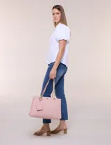 Cartera de hombro de eco cuero color rosado, con estructura tripartita, compartimento central con cierre metálico, compartimentos laterales con broche magnético y asas dobles con detalle de cadena metálica. Incluye tarjetero desmontable.