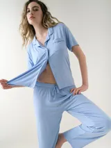 Pantalón para dormir de viscosa rosada, de pierna recta, con cintura elastizada y cordón ajustable a tono.