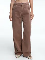 Pantalon de denim de corte recto y tiro alto, con diseño de cinco bolsillos y cierre frontal con boton y cremallera.