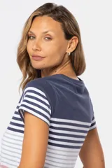 Remera de manga corta con cuello redondo y botones personalizados. Diseño a rayas horizontales en azul, blanco y rosa.